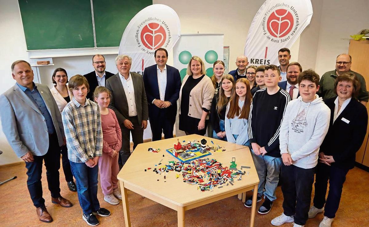 Die Aktiven und Verantwortlichen des Lego-Projekts „Wir bauen ein friedliches Europa“ freuten sich über den Besuch von Minister Nathanael Liminski (7.v.l.) aus Düsseldorf sowie über den Scheck. Foto: Bunte