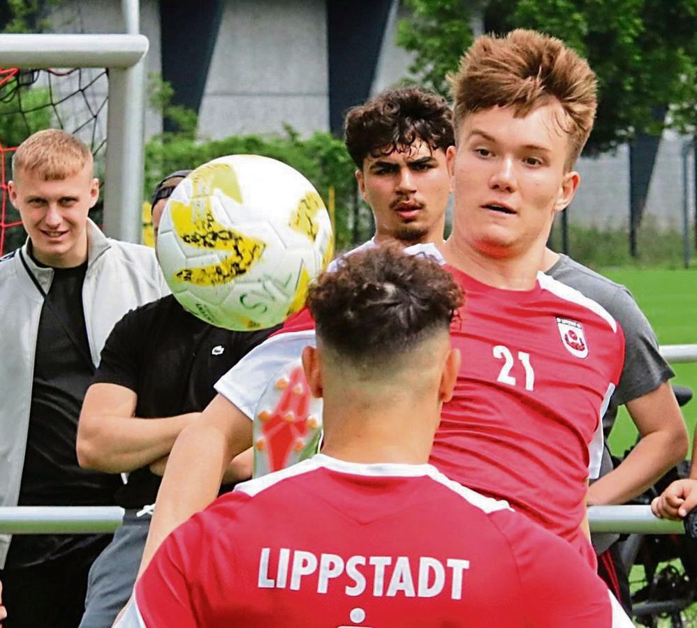 Eine Woche Training liegt auch hinter den SV-Neuzugängen Nico Böll (Nr. 21) und Nils Köhler (im Vordergrund). „Die Jungs ziehen super mit“, lobt Cheftrainer Bechtold. Foto: Wiegand