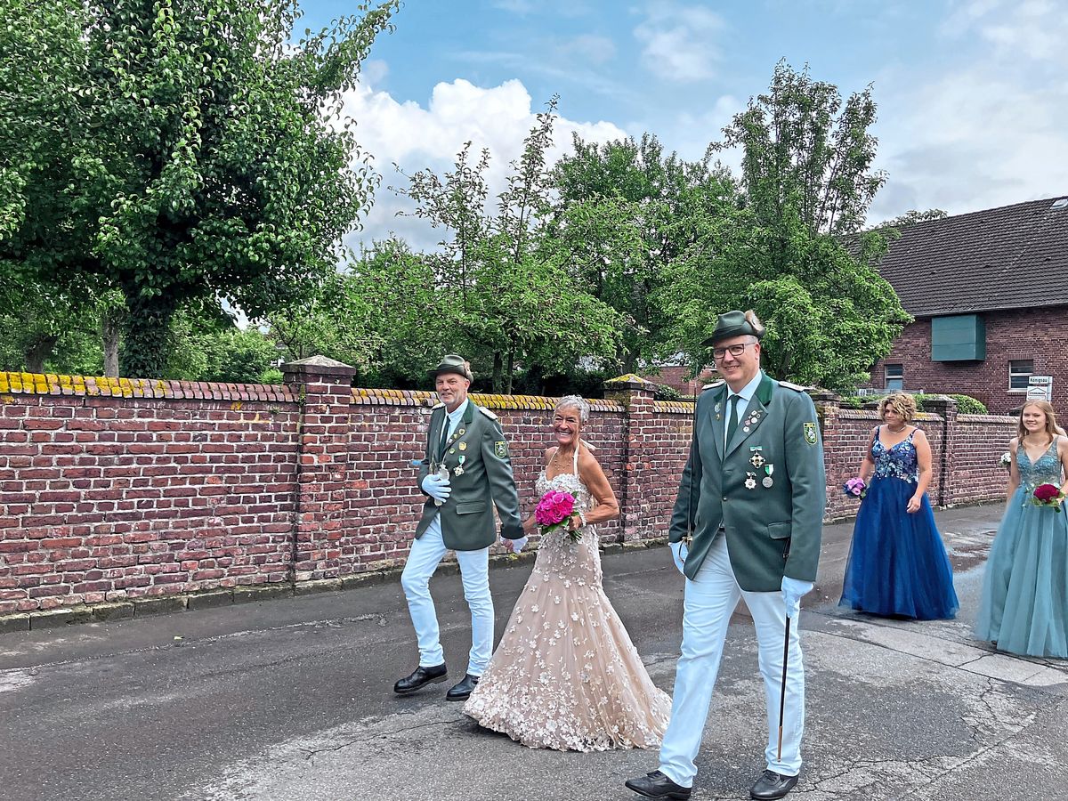 Grauer Himmel, aber strahlende Majestäten: Das Königspaar Hubertus Arens und Birgit Herting-Arens führten den Umzug in Eikeloh an. Fotos: Bußmann