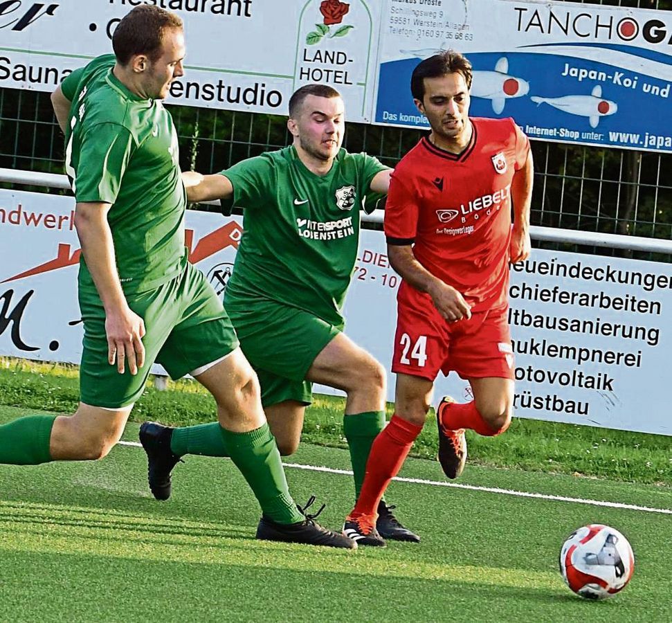 Mustafa Dogan und der SV Lippstadt (in Rot) sind in der 2. Runde des Westfalenpokals beim Landesligisten TuS Sundern gefordert. Foto: Hippe