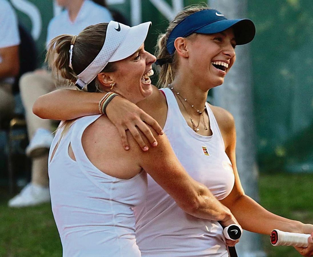Sie konnten ihren Triumph kaum fassen. Sissi Köhler (l.) vom TV Erwitte und Leticia Solakov aus Herne (r.) hatten sich in ihrem Auftaktdoppel bei den Erwitte Open im Match-Tiebreak mit 12:10 gegen Anastasia Mozgaleva/Josephine Pasiut durchsetzen können. Dabei wehrten sie zuvor zwei Matchbälle ihrer Kontrahentinnen ab. Fotos: Wiegand