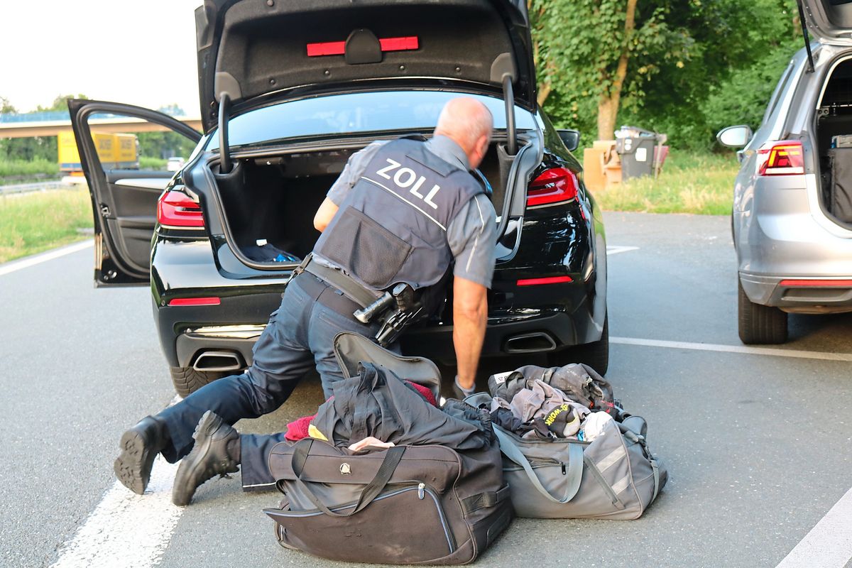 Dem Zoll ist ein Rucksack voller Bargeld ins Netz gegangen: Auf der A44 bei Büren konnte ein Autofahrer nicht erklären, wofür die über 50 000 Euro in bar sein sollten. Symbolfoto: Wapelhorst