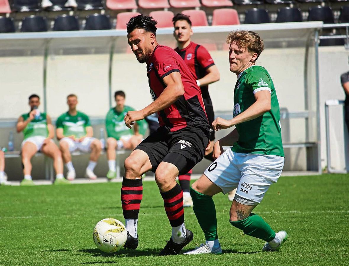 Hasan Dere und Fatih Ufuk (Hintergrund) zählen zu den 13 einsatzfähigen Feldspielern des SV Lippstadt vor dem Auswärtsspiel beim früheren Bundesligisten SG Wattenscheid 09. Foto: Heinke
