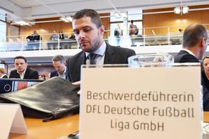 DFL-Geschäftsführer Marc Lenz wartet im Bundesverfassungsgericht auf den Beginn der Verhandlung. - Foto: Uli Deck/dpa