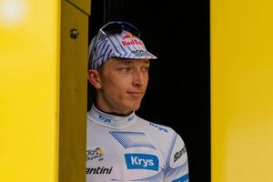 Florian Lipowitz trägt bei der Tour de France nun das Weiße Trikot des besten Nachwuchsfahrers. - Foto: Mosa'ab Elshamy/AP/dpa