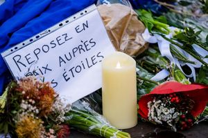 «Ruhet in Frieden bei den Sternen», steht auf einer Botschaft am Brandort. - Foto: Jean-Christophe Bott/KEYSTONE/dpa