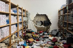 Ein großes Loch ist in der Wand eines Vorraums zum Tresorraums einer Sparkasse zu sehen. In der ZDF-Sendung «Aktenzeichen XY...» wurde das Werkzeug vorgeführt, mit dem so ein Loch mit großem Lärm gebohrt werden kann. (Archivbild) - Foto: -/Polizei Gelsenkirchen/dpa