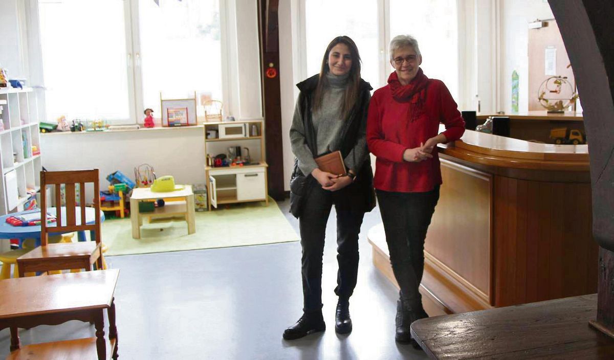 Flüchtlingskoordinatorin Brigitte Strauch (r.) und Amal Saker von der Awo führen die Redaktion durch die Räumlichkeiten des Treffpunktes Grenzenlos. Das Angebot soll in Zukunft noch weiter ausgebaut werden. Foto: Puls