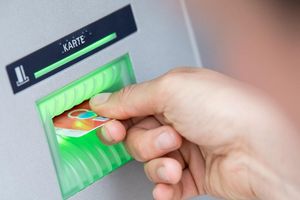 Eine Bankkundin steckt ihre Girokarte in einen Geldautomaten: Seit 2016 hat jeder Bürger in Deutschland Anspruch auf ein Girokonto. - Foto: Fabian Sommer/dpa