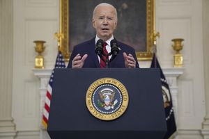 US-Präsident Joe Biden spricht vor der Unterzeichnung eines Hilfspakets für die Ukraine, das auch die Unterstützung Israels, Taiwans und anderer Verbündeter umfasst, im State Dining Room des Weißen Hauses. - Foto: Evan Vucci/AP/dpa