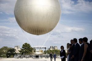 Vom 21. Juni an steigt der Olympia-Ballon in Paris wieder in den Abendhimmel. - Foto: Yoan Valat/Pool EPA/AP/dpa