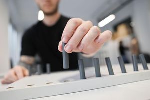 Über Linkshänder gibt es viele falsche Annahmen. Ein Stereotyp ist, dass sie angeblich ungeschickter als Rechtshänder sind. - Foto: Christian Charisius/dpa