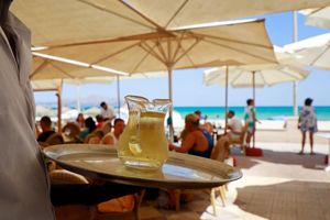 Sonne und Strand: Mallorca ist seit vielen Jahrzehnten ein Besuchermagnet. (Symbolbild) - Foto: Clara Margais/dpa/dpa-tmn