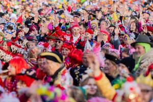 Bei strahlendem Sonnenschein ist in Köln der Beginn der Karnevalszeit gefeiert worden. - Foto: Rolf Vennenbernd/dpa
