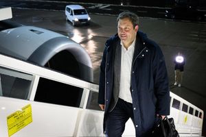 Klingbeil (SPD) reist als erster Minister der schwarz-roten Bundesregierung nach China - Außenminister Johann Wadephul (CDU) hatte seine Reise zuvor verschoben. - Foto: Bernd von Jutrczenka/dpa