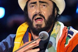 Der echte Luciano Pavarotti - 2003 bei einem «Wetten, dass..?»-Auftritt. (Archivbild) - Foto: Uli Deck/dpa-pool/dpa