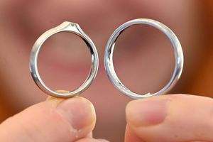 Für Brautpaare sind Trauring aus Platin - wie links zu sehen - eine Alternative. (Archivbild) - Foto: Uli Deck/dpa