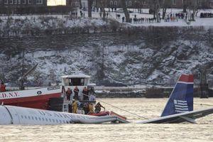 Wie durch ein Wunder überleben alle 155 Menschen an Bord die Notlandung im Hudson River. (Archivbild) - Foto: epa Lane/dpa