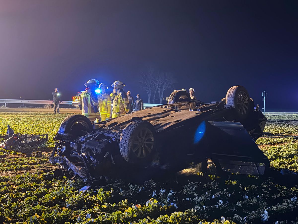 Bei einem Verkehrsunfall zwischen Anröchte und dem Ortsteil Berge ist am Freitagabend ein 28-jähriger Mann ums Leben gekommen. Foto: Feuerwehr Anröchte