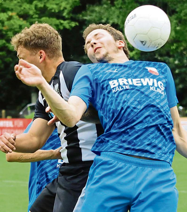 Mit Köpfchen spielte der Lipperoder Jan-Niklas Haneke (r.) und besorgte nach Eckbällen jeweils per Kopfball die 2:0-Führung des TuS gegen Rüthen. Am Ende hieß es 2:1. Foto: Wiegand