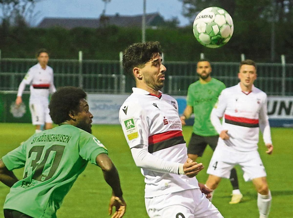 Elias Demirarslan spielte beim 3:2-Sieg in Rödinghausen auf der für ihn ungewohnten rechten Abwehrseite richtig stark (rechts Dominik Klann). In dieser Form gehört der 23-jährige Verteidiger auch gegen den 1. FC Köln in die Startelf des SV Lippstadt. Foto: Lütkehaus