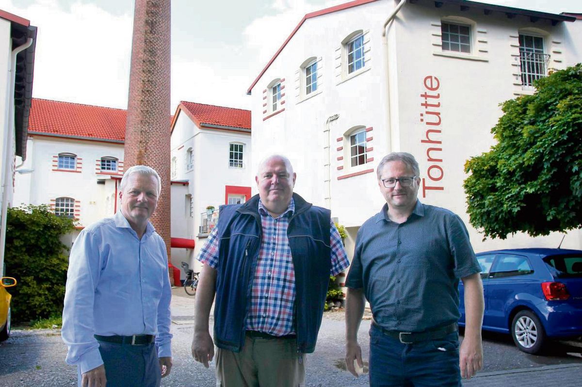 Caritas-Vorstand Lutz Gmel, Tafel-Leiter Willi Pieper und Caritas-Koordinator Georg Karbowski (v.l.) freuen sich, am Tonhüttenweg endlich einen neuen Standort für die Lippstädter Tafel gefunden zu haben. Foto: Puls