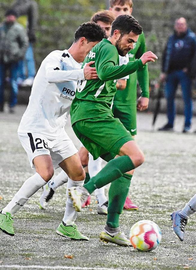 Ein Punkt für die Moral, der im Abstiegskampf weiterhelfen kann: Der SuS Cappel (in Grün) kam beim 2:2 in Bad Sassendorf spät zum Ausgleich. Foto: Rusche