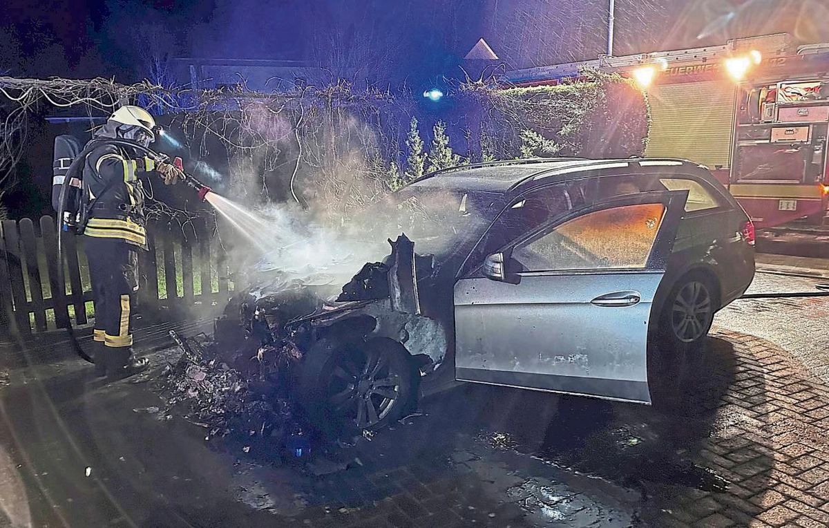 Auto in Flammen: Die Feuerwehr musste am Mittwochabend in den Lippstädter Norden ausrücken. In der Büchnerstraße, Ecke Uhlandstraße brannte ein Auto. Auch das Haus wurde in Mitleidenschaft gezogen. Foto: Cegelski