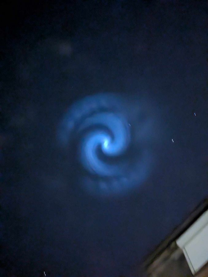 Diese seltsame Leuchtspirale am Himmel über Cappel hat Leserin Susanne Engel festgehalten. Verursacht hat sie der Start einer SpaceX-Rakete in Amerika. 