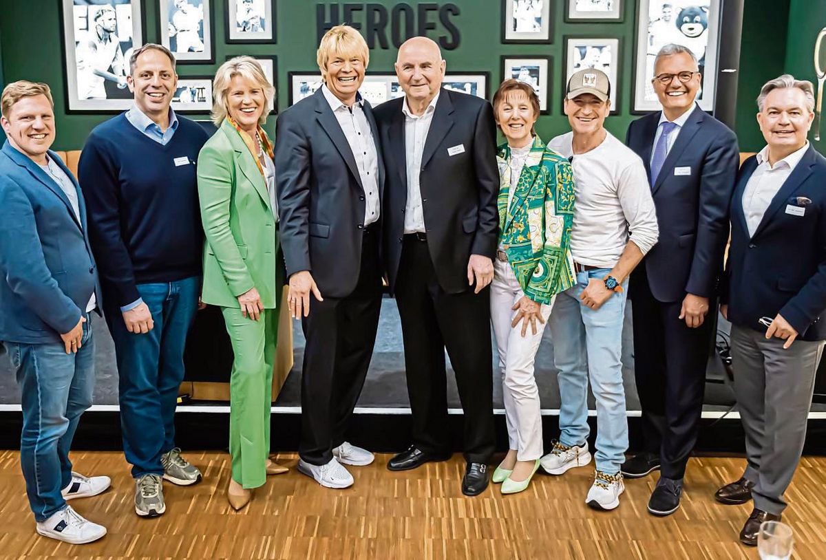 Standen bei der Saluto-Geburtstagsfeier im Blickpunkt (v.l.): Prof. Rainer Beurskens (FHM Bielefeld), Mark Warnecke (ehemaliger Schwimmweltmeister), Prof. Dr. Anne Dreier (FHM Bielefeld), Prof. Dr. Elmar Wienecke (Saluto), Prof. Dr. Reiner Körfer (ehemaliger ärztlicher Direktor Herz- und Diabeteszentrum NRW Bad Oeynhausen), Marion Wienecke (Saluto), Dr. Thomas Doell (Bischof, Speaker, Autor), Prof. Dr. Volker Wittberg (FHM Bielefeld) und Dirk Rolf Gieselmann (Deutsche Mundgesundheitsstiftung.