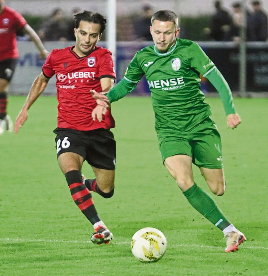 Mustafa Dogan (l.) war der Pechvogel im Pokal gegen Gütersloh: Nach seinem Fehler fiel das einzige Tor des Abends zum 0:1. Außerdem zog sich der Mittelfeld-Mann eine Schulterprellung zu und muss im Auswärtsspiel beim VfL Bochum II passen. Fotos: Lütkehaus