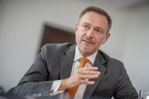Finanzminister Christian Lindner will Grund- und Kinderfreibetrag rückwirkend anheben. - Foto: Michael Kappeler/dpa