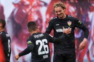 Stuttgarts Spieler Nick Woltemade (r) und Deniz Undav jubeln nach dem 2:2 in Leipzig. - Foto: Jan Woitas/dpa