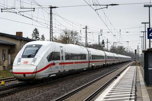 Sämtliche 137 Züge des ICE 4 sind inzwischen ausgeliefert. Der Zug bildet das Rückgrat der Fernverkehrsflotte der Bahn. (Archivbild) - Foto: Soeren Stache/dpa