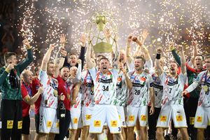 Magdeburgs Michael Damgaard jubelt mit der Trophäe dem dem Sieg gegen die Füchse Berlin in der Handball Champions League. - Foto: Marius Becker/dpa