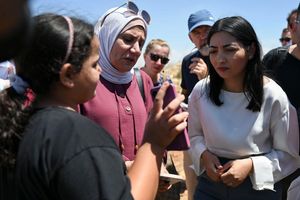 Die Bundesministerin tauschte sich im Westjordanland mit einer Familie aus. - Foto: Katharina Kausche/dpa