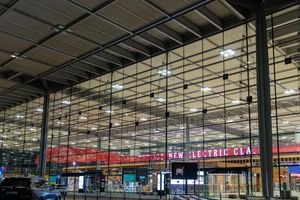 Der Flugverkehr wurde nach der Sichtung für knapp zwei Stunden eingestellt. - Foto: Carsten Koall/dpa