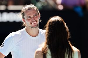 Alexander Zverev beim Interview mit Andrea Petkovic nach seinem Erstrundensieg in Melbourne. - Foto: Frank Molter/dpa
