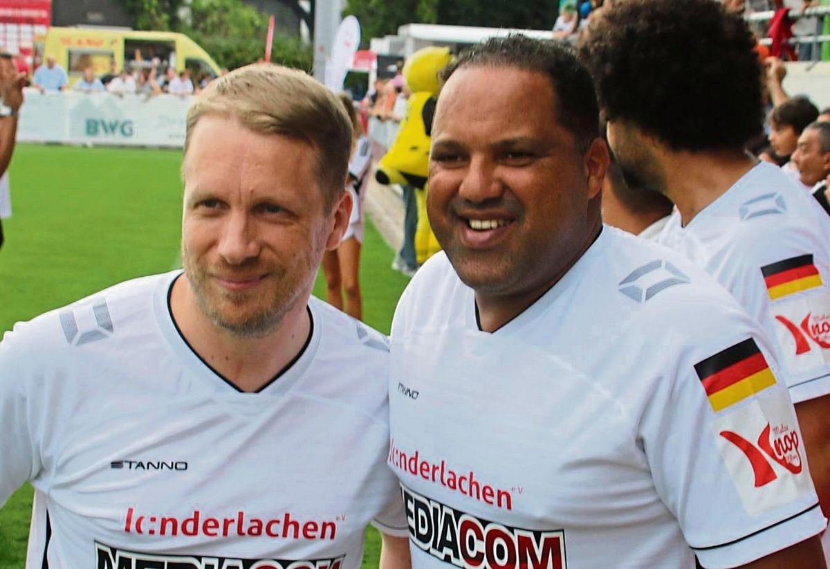 Sie sind Stammgäste beim Numero-Uno-Cup in Lippstadt: Comedian Oliver Pocher (l.), der 2024 den entscheidenden Elfmeter an die Latte knallte und Ex-Bundesliga-Stürmer Ailton. Foto: Lütkehaus