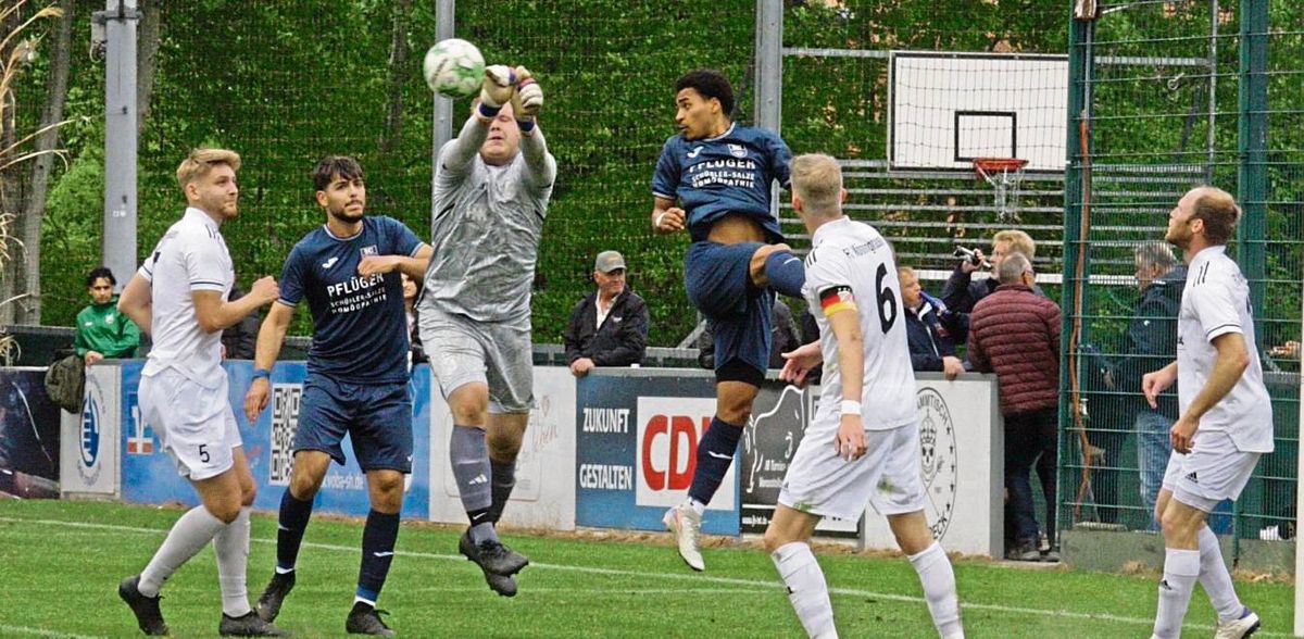 Der FC Mönninghausen (in Weiß) erreichte gegen den Tabellenzweiten SC Wiedenbrück II ein beachtliches 1:1-Unentschieden. Groß helfen wird der Punkt im Abstiegskampf aber wohl nicht mehr. Foto: Schlink