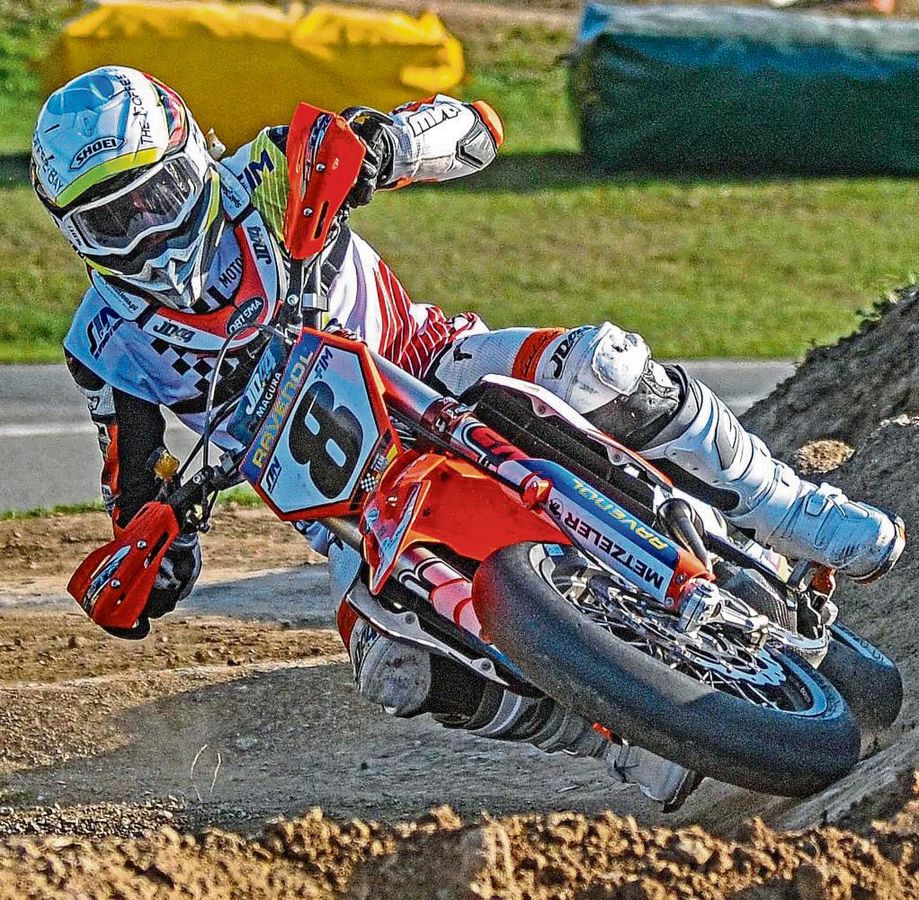 „Ich bin meine bisher beste Team-WM gefahren“, erklärte Jan Deitenbach, der großen Anteil daran hatte, dass die deutsche Mannschaft bei den Titelkämpfen im Supermoto am Ende Silber holte. Den WM-Titel verpasste man dabei nur um einen Punkt.
