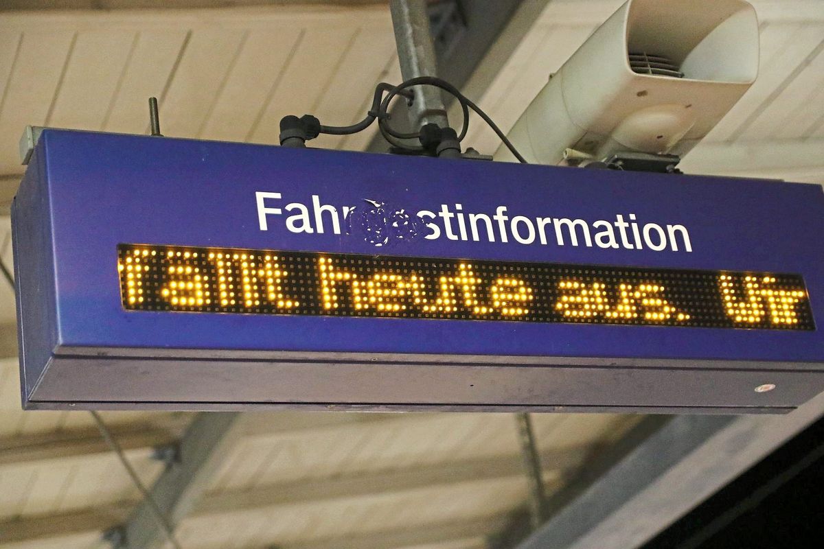 Noch bis Samstagmorgen müssen sich Bahnreisende im Kreis Soest auf Einschränkungen im Zugverkehr einstellen. Symbolfoto: Laame