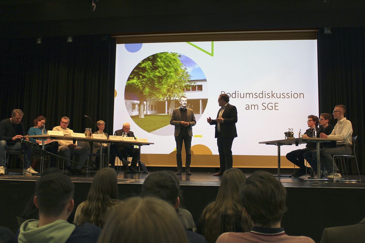 Schulleiter Klaus Grothe und Bürgermeister Hendrik Henneböhl eröffnen die Podiumsdiskussion am Erwitter Gymnasium. Foto: Mintert