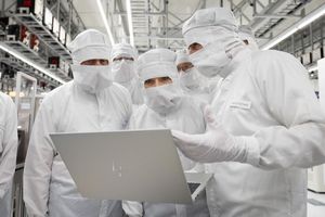 Mikrochips sind für zahlreiche Wirtschaftszweige unverzichtbar. (Symbolbild) - Foto: Sebastian Kahnert/dpa