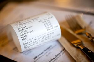 Am 1. Januar sinkt die Mehrwertsteuer für das Essen in Restaurants auf 7 Prozent. - Foto: Sina Schuldt/dpa