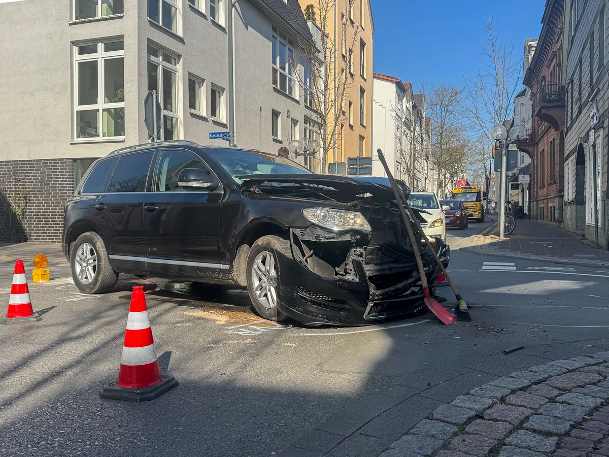 Das Stoppschild missachtend und offenbar ungebremst, knallte der VW in den von links kommenden Van. Foto: N. Wissing