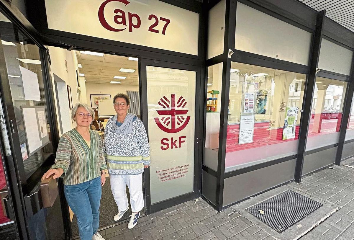 In Lippstadt eine „Erfolgsgeschichte“ – das Cap 27 des Sozialdienstes katholischer Frauen. Seit zehn Jahren gibt’s das Angebot, das ohne Ehrenamt nicht möglich wäre, sagen Elke Happe (l.) und Ute Stockhausen. Foto: Carolin Cegelski