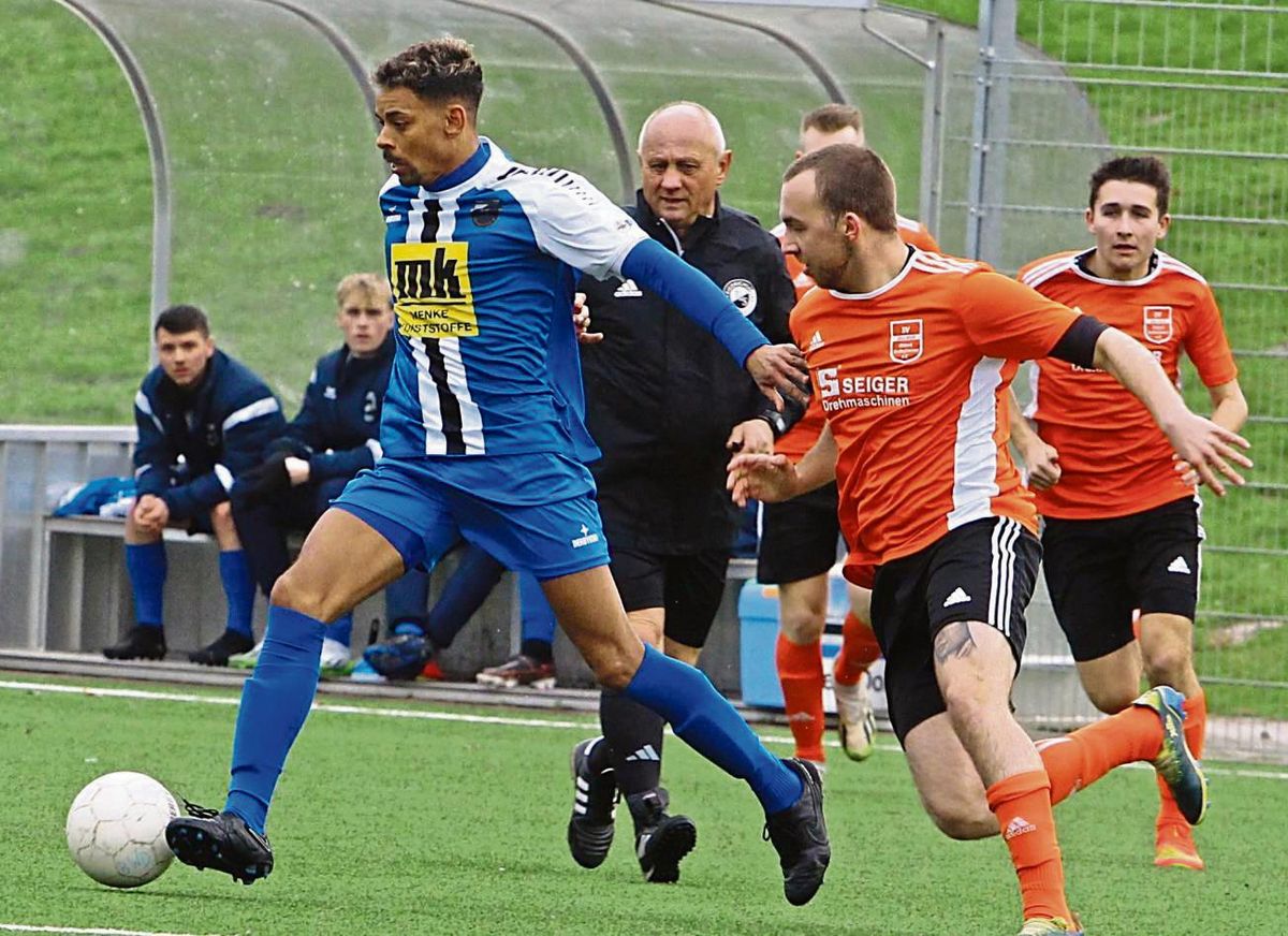 Der TuS Warstein (hier mit Elias Mbamba; am Ball) trifft im absoluten Topspiel des Abends auf die punktgleiche DJK aus Mellrich. Beide Teams hoffen auf einen Dreier – und insgeheim auch auf einen Hörster Patzer. Foto: Brand