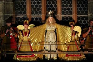 Mit dem feierlichen Prolog eröffnet Nora Falk, das neue Nürnberger Christkind, auf der Empore der Frauenkirche offiziell den Nürnberger Christkindlesmarkt 2025. - Foto: Daniel Karmann/dpa