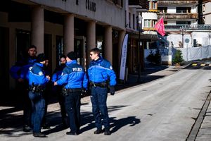 Die Polizei äußert sich nicht zu Spekulationen über die Ursache für das Feuer. - Foto: Jean-Christophe Bott/KEYSTONE/dpa